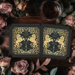 Black Royal Lion Mittelalterliches Hochzeitsticket Untersetzer<br><div class="desc">Fügen Sie Ihrem Tischfußball königlichen Charme hinzu! Diese individuellen Untersetzer zeichnen sich durch ein majestätisches Löwen- und Blumendesign mit Ihren Namen und Monogramm aus, alle in luxuriösem Gold vor schwarzem Hintergrund. Ideal für eine mittelalterliche Fantasy-Feier mit zeitloser Eleganz! Das Gold in diesem Artikel ist NICHT reale Folie und wird in...</div>