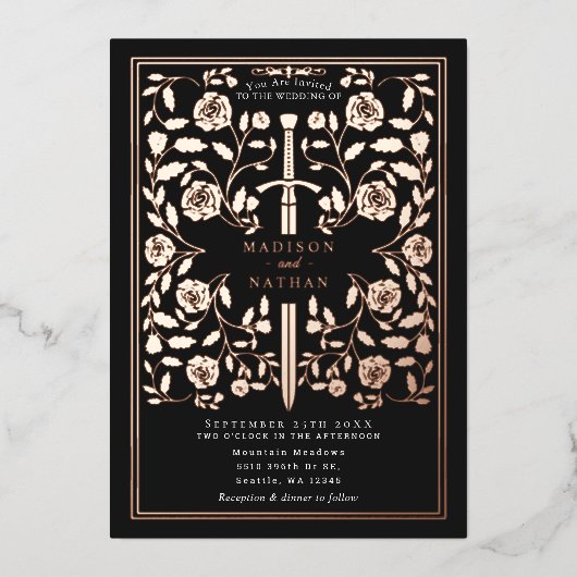 Black Royal Mittelalterliche Rose Goldschwert Hoch Folieneinladung (Vorderseite)