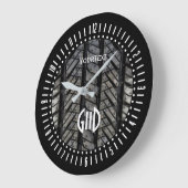 Black Rubber Tire Thread Text Plus Monogram on a Große Wanduhr (Winkel)