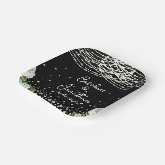 Black Rustic White Roses String Lights Wedding Pappteller (Gewinkelt)