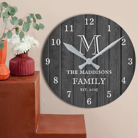 Black Rustic Wood Farmhouse Family Monogram & Name Runde Wanduhr