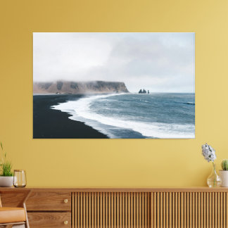 Black Sand Coast – Misty Ocean Drama Leinwanddruck