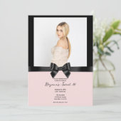 Black Satin Ribbon Bow Blush Pink Foto Sweet 16 Einladung (Stehend Vorderseite)