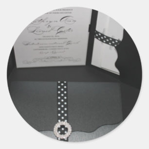 black-scalloped-folder-front.inside.jpg runder aufkleber