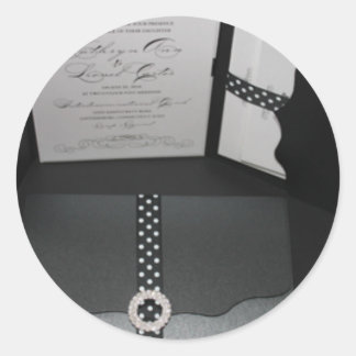 black-scalloped-folder-front.inside.jpg runder aufkleber