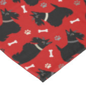 Black Scottish Terrier Paws and Bones Tischdecke (Schrägansicht)