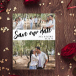 Black Script 4 Fotos Wedding Rettete Unser Datum Ankündigungspostkarte<br><div class="desc">Hochzeit speichern Sie das Datum Postkarte können Sie personalisieren mit vier Ihrer eigenen Fotos,  drei kleinere und eine größere. Rett,  dass unser Datum diagonal über die Postkarte in einem schwarzen Skript geschrieben ist. Fügen Sie Ihre Namen und das Hochzeitstermin in einem sauberen Schriftart hinzu.</div>