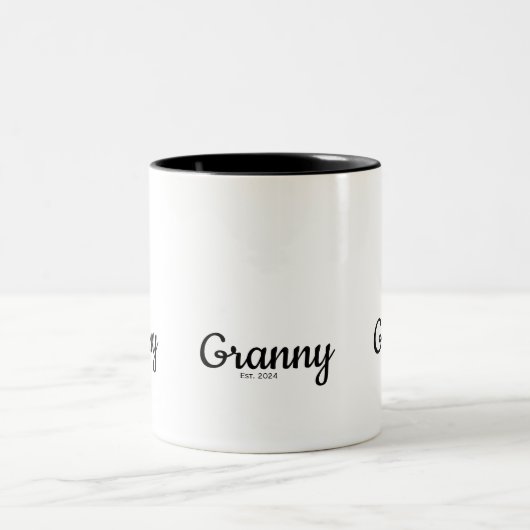 Black Script Established Grandma Zweifarbige Tasse (Mittel)
