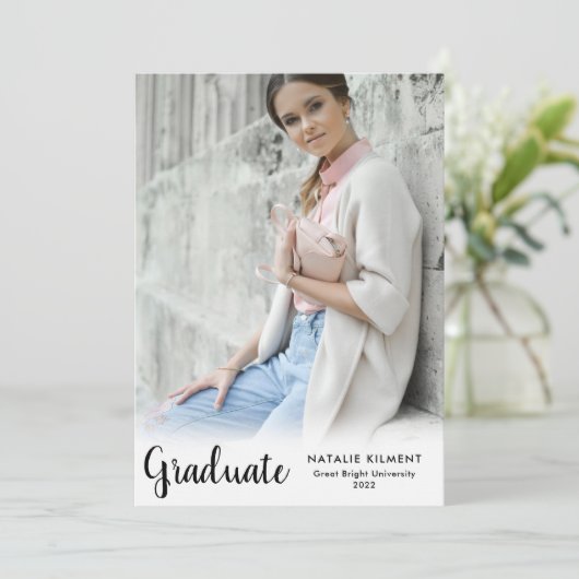 Black Script Modernes Graduate Foto Abschluss Einladung (Stehend Vorderseite)