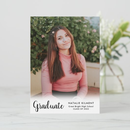Black Script Modernes Graduate Foto Abschluss Einladung (Stehend Vorderseite)