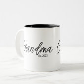 Black Script Typography Grandma Established Year Zweifarbige Tasse (Vorderseite Links)