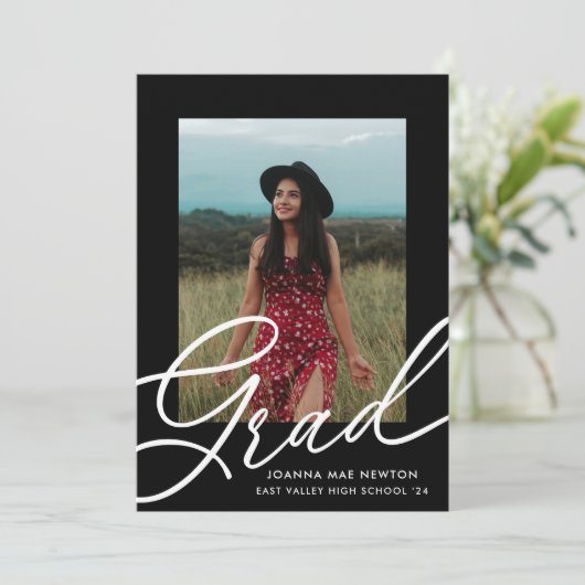 Black Script Zwei-Foto-Abschluss-Ankündigung Einladung (Stehend Vorderseite)