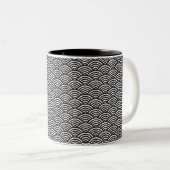 Black Seigaiha Japanese Wave Pattern Zweifarbige Tasse (VorderseiteRechts)