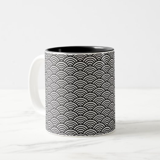 Black Seigaiha Japanese Wave Pattern Zweifarbige Tasse (Vorderseite Links)