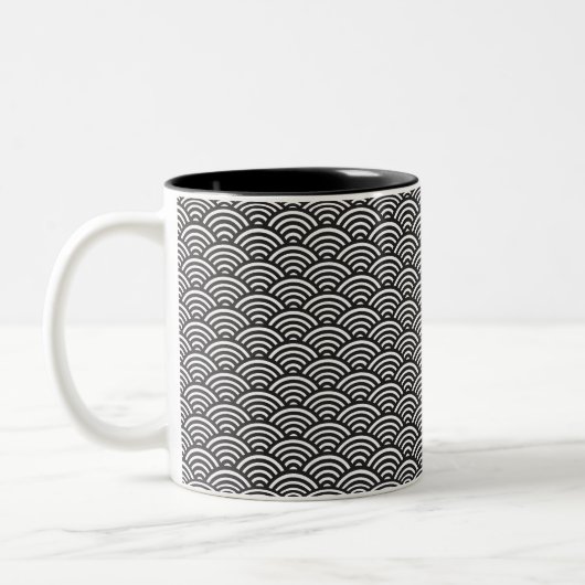 Black Seigaiha Japanese Wave Pattern Zweifarbige Tasse (Links)