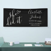 Black She has It Script Heart Graduation Party Banner (Messe)
