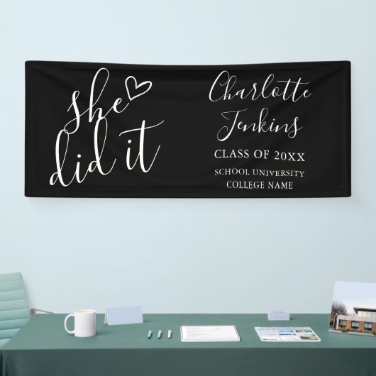 Black She has It Script Heart Graduation Party Banner (Messe)