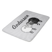 Black Sheep Weiße Schafe große Badematte (Schrägansicht)