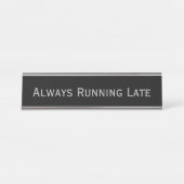 Black Silver 'Always Running Late' Funny Puff Schreibtischnamensplakette (Vorderseite )