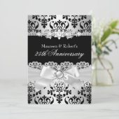 Black Silver Damask Pearl Bow 25-jähriges Bestehen Einladung (Stehend Vorderseite)