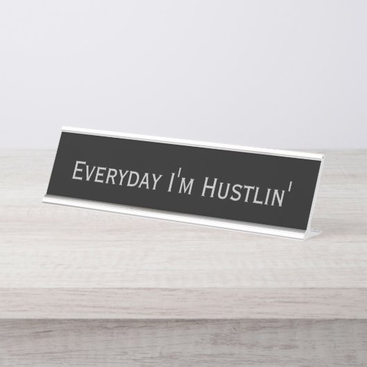 Black Silver 'Everyday I m Hustlin' Funny Pun Schreibtischnamensplakette (Vorderseite )