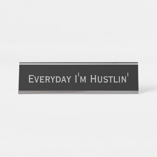 Black Silver 'Everyday I m Hustlin' Funny Pun Schreibtischnamensplakette (Vorderseite )