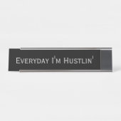 Black Silver 'Everyday I m Hustlin' Funny Pun Schreibtischnamensplakette (Vorderseite )