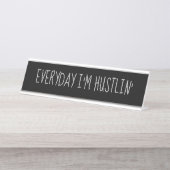 Black Silver 'Everyday I m Hustlin' Funny Pun Schreibtischnamensplakette (Vorderseite )