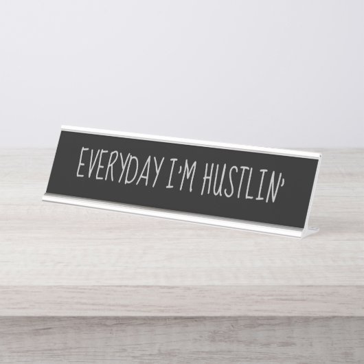 Black Silver 'Everyday I m Hustlin' Funny Pun Schreibtischnamensplakette (Vorderseite )