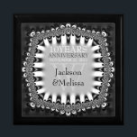 Black Silver Lace Hochzeitstag Geschenkboxen<br><div class="desc">Einzigartige und stilvolle Spitze inspiriertes Design in Schwarz-weiß- und silbergrau - exquisite und elegante Brauerei, Jubiläum oder Verlobung präsentiert. Persönlich mit Namen, Jubiläumsdatum und Monogramm oder Zahlen - gemacht in eine wunderbare hölzerne Geschenkboxen, um Schmuck behalten, Schmuckkasten für Ihre speziellen Keepsakes. Schenken Sie sich ein wunderbares Geschenk - füllen Sie...</div>