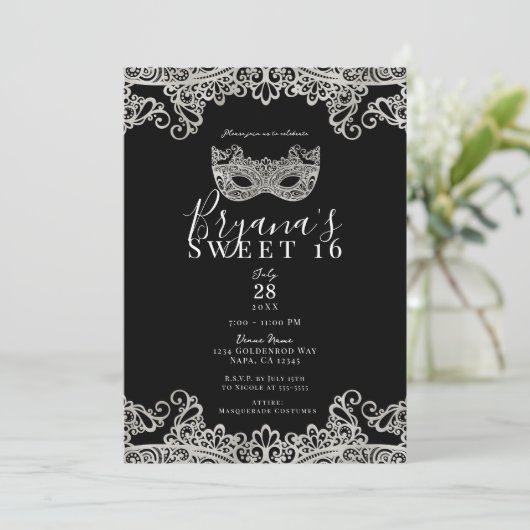Black & Silver Lace Masquerade Sweet 16 Party Einladung (Stehend Vorderseite)