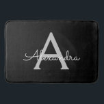 Black Silver Modern Script Girl Monogram Name Badematte<br><div class="desc">Schwarz und Silver einfache Skriptmonogramm Name Bath passt. Dies macht den perfekten Abschluss,  Geburtstag,  Hochzeit,  Brautparty,  Jubiläum,  Babydusche oder Junggeselinnen-Abschied Geschenk für jemanden,  die Lieben glamourösen Luxus und schicke Stile.</div>