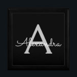 Black Silver Modern Script Girl Monogram Name Erinnerungskiste<br><div class="desc">Einfache,  schwarze und silberne Skriptsprache Monogram Name Juwelry Keepake Box. Dies macht den perfekten Abschluss,  Geburtstag,  Hochzeit,  Brautparty,  Jubiläum,  Babydusche oder Junggeselinnen-Abschied Geschenk für jemanden,  die Lieben glamourösen Luxus und schicke Stile.</div>