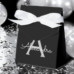 Black Silver Modern Script Girl Monogram Name Geschenkschachtel<br><div class="desc">Silver und Black Sparkle Glitzer Monogram Add Your Own Name Paper Party Geschenkboxen Dies macht den perfekten süßen 16 Geburtstag,  Hochzeit,  Brautparty,  Jubiläum,  Babydusche oder Junggeselinnen-Abschied Geschenk für jemanden,  die Glanz Luxus und schicke Stile Liebe.</div>