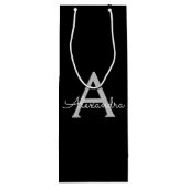 Black Silver Modern Script Girl Monogram Name Geschenktüte Für Weinflaschen (Rückseite)