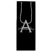 Black Silver Modern Script Girl Monogram Name Geschenktüte Für Weinflaschen (Vorderseite)