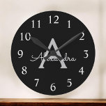 Black Silver Modern Script Girl Monogram Name Runde Wanduhr<br><div class="desc">Die einfache Name-Uhr für das Monogramm Schwarz und Silver. Das macht den perfekten 16 Geburtstag,  Hochzeit,  Brautparty,  Jubiläum,  Babydusche oder Junggeselinnen-Abschied Geschenk für jemanden,  der Lieben glamourösen Luxus und schicke Stile.</div>