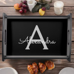 Black Silver Modern Script Girl Monogram Name Serviertablett<br><div class="desc">Einfaches Serviertablett für den Namen eines Monogramms in Schwarz und Silber. Dies macht den perfekten Abschluss,  Geburtstag,  Hochzeit,  Brautparty,  Jubiläum,  Babydusche oder Junggeselinnen-Abschied Geschenk für jemanden,  die Lieben glamourösen Luxus und schicke Stile.</div>
