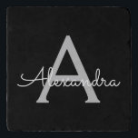 Black Silver Modern Script Girl Monogram Name Töpfeuntersetzer<br><div class="desc">Einfaches Monogramm Name Stone Trivet für Schwarz und Silber. Dies macht den perfekten Abschluss,  Geburtstag,  Hochzeit,  Brautparty,  Jubiläum,  Babydusche oder Junggeselinnen-Abschied Geschenk für jemanden,  die Lieben glamourösen Luxus und schicke Stile.</div>