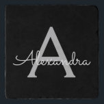 Black Silver Modern Script Girl Monogram Name Töpfeuntersetzer<br><div class="desc">Einfaches Monogramm Name Stone Trivet für Schwarz und Silber. Dies macht den perfekten Abschluss,  Geburtstag,  Hochzeit,  Brautparty,  Jubiläum,  Babydusche oder Junggeselinnen-Abschied Geschenk für jemanden,  die Lieben glamourösen Luxus und schicke Stile.</div>