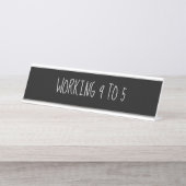 Black Silver 'Working 9 to 5' Funny Puff Schreibtischnamensplakette (Vorderseite )