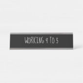 Black Silver 'Working 9 to 5' Funny Puff Schreibtischnamensplakette (Vorderseite )