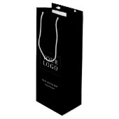 Black Simple Minimal Business Logo Weinpapier Tasc Geschenktüte Für Weinflaschen (Vorderseite Schrägansicht)
