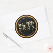 Black Skeleton Dancing Happy Halloween Runder Aufkleber (Umschlag)