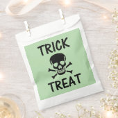 Black Skull Trick or Treat green white favor bags Geschenktütchen (Ausgeschnitten)