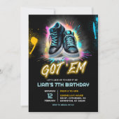 Black Sneaker Bash Shoe Got Em Birthday Einladung (Vorderseite)