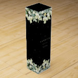 Black Snowberry Eukalyptus Christmas/Holiday Weinbox<br><div class="desc">Elegante,  schwarze,  Weihnachts-/Feiertagswein-Geschenkbox mit einem Rand von handgemalten Snowberries und Eukalyptus. Alle Texte sind vollständig editierbar,  sodass Sie den Schriftart leicht ändern können,  Farbe/Größe ändern und Text löschen oder verschieben können.Coordinating Elemente in meinem Shop verfügbar.</div>