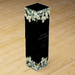 Black Snowberry Eukalyptus Christmas/Holiday Weinbox<br><div class="desc">Elegante,  schwarze Weihnachts-/Feiertagswein-Geschenkbox mit einem Rand von handgemalten Snowberries und Eukalyptus. Der gesamte Text ist vollständig editierbar,  sodass Sie den Schriftart leicht ändern können. Koordination von Gegenständen in meinem Geschäft.</div>