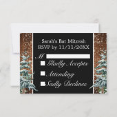 Black Snowy Wood & Forest Pine Bar Bat Mitzvah RSVP Karte (Rückseite)