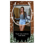 Black Snowy Wood & Forest Pine Birthday Foto Kleine Geschenktüte (Rückseite)